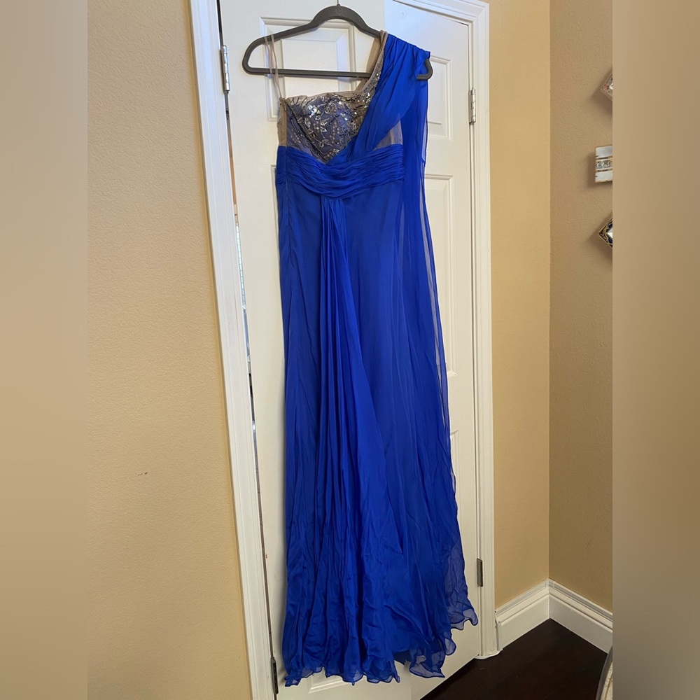 Gorgeous Alberto Makali gown to stun folks at a special occasion!